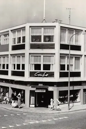 Tani Zevenaar Raadhuisplein Hotel-Café-Restaurant De 4 tamboers 1962 HC56023