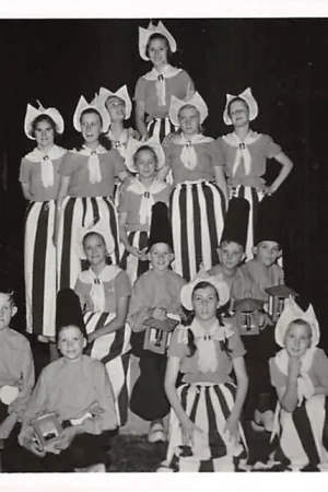 Wyprzedaż Apeldoorn (4) Apeldoorns Avondsprookje Berg en Bos van Carel Briel 17 Juli \\u2013 26 Aug. \\u2013 \\u201950 HC48682