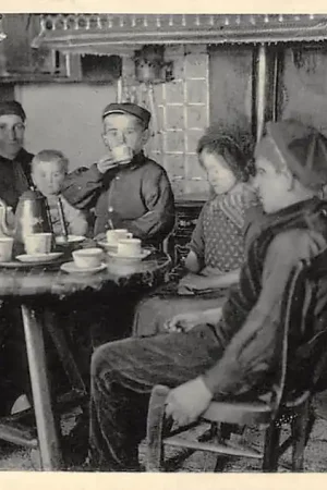 Ekspresowa dostawa Hierden Op de Veluwe Huiselijkheid Gezin in klederacht 1939 HC43071