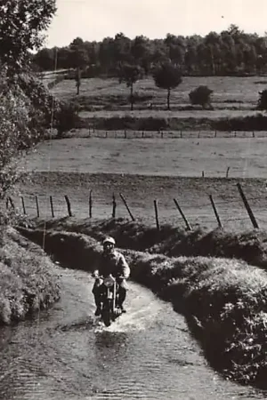 Tylko dziś Slenaken De Gulp met bromfiets door de rivier Gulpen - Wittem Limburg HC59595