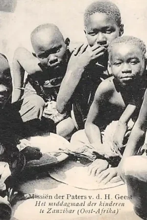Weert Missien der Paters v.d. H. Geest Het middagmaal der kinderen te Zanzibar (Oost-Afrika) Afrika HC16429 Promocja