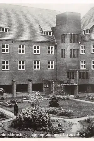 Zwrot pieniędzy Venray Minderbroeders klooster Binnentuin met trappenhuis HC5665