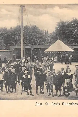 Oudenbosch Inst. St. Louis Kleine Cour met kinderen 1900 Noord-Brabant HC60337 Premium