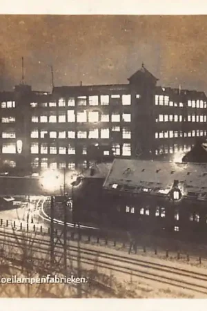 Eindhoven Philips Gloeilampenfabrieken in het donker met spoorweg 1929 HC57732 Darmowa dostawa