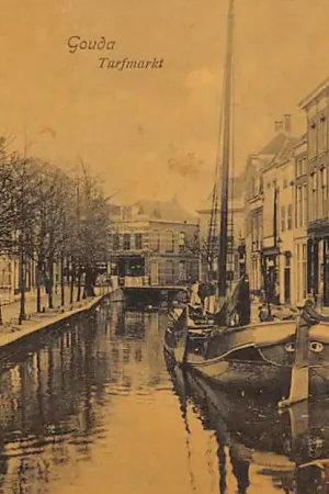 Rabat Gouda Turfmarkt en Blauwstraat 1911 met binnenvaartschip van Aardappelhandel van Veen HC57450