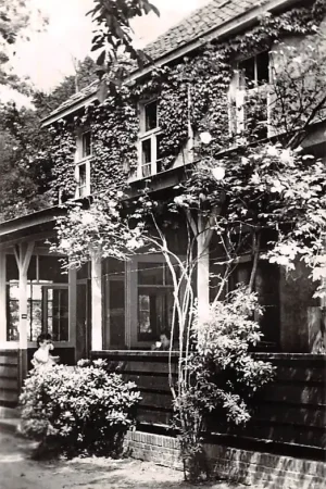 Tani Seppe Bosschenhoofd Recreatieoord De Wildert Voorzijde van het hoofdgebouw Noord-Brabant 1960 HC56604