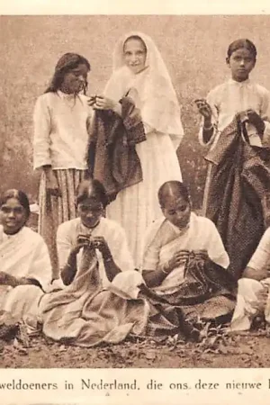 India Missie der Zusters v.h. Gezelschap van J.M.J. Moederhuis Marienburg 's-Hertogenbosch Dank aan onze weldoners in Nederland die ons deze nieuwe kleedjes schonken! Azië HC39615 Nowość