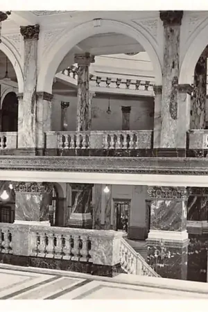 Amsterdam Koninklijk Instituut voor de Tropen Trappenhuis marmeren hal HC55294 Najlepsza cena