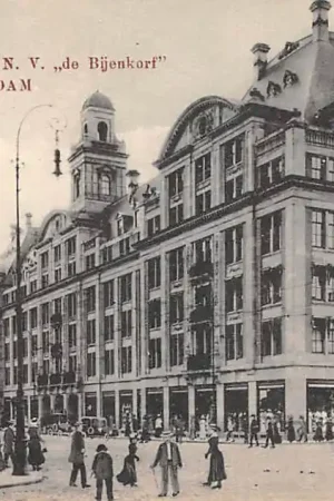 Amsterdam Dam met Gebouw der N.V. De Bijenkorf HC49910 Autentyczny