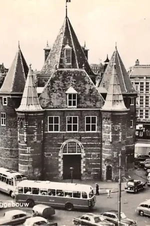 Amsterdam Waaggebouw Nieuwmarkt met bussen en auto's 1959 HC49891 Zwrot pieniędzy
