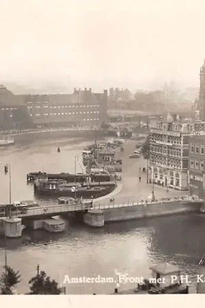 Amsterdam Front met P.H. kade en St. Nicolaaskerk 1955 HC32928 Premium