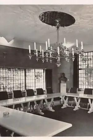 Ekspresowa dostawa Hilversum K.R.O. De ontvangzaal met de ramen van Charles Eyck en Jan Everts 1948 HC21730