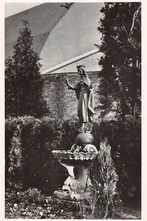 Hilversum K.R.O Het Maria-beeld in de tuin achter het studiogebouw 1948 HC21722 Promocja
