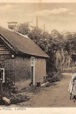 Laren (NH) Oud Larens vrouwtje bij de Pomp Gooi 1946 HC21240 Tani