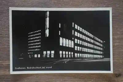 Eindhoven Bedrijfsschool bij avond Oferta