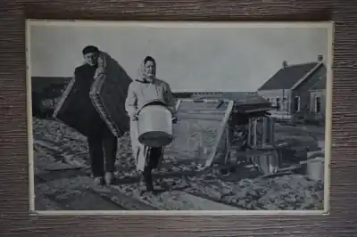 Schouwen - Duiveland Nieuw leven na de Stormramp 1953 de bewoners keren naar hun herstelde woningen terug Premium