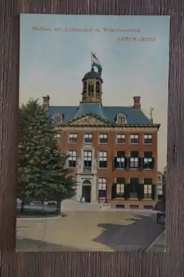 Leeuwarden Stadhuis met klokkenspel en Wilhelminaboom Autentyczny