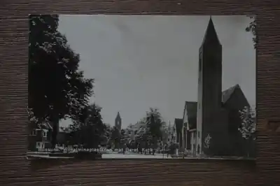 Bussum Wilhelminaplantsoen met Gerf. kerk Promocja