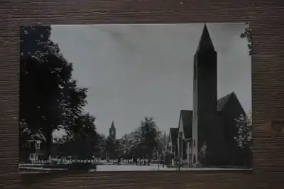 Bussum Wilhelminaplantsoen met Gerf. kerk Rabat