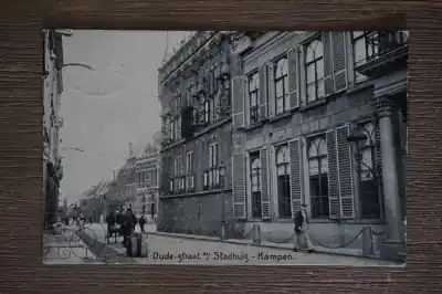 Kampen Oude straat met Stadhuis Popularny