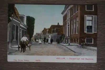 Tani Kollum Dorpsstraat met Raadhuis