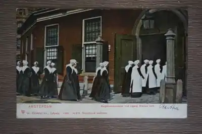 Premium Amsterdam Burgerweesmeisjes met ingang nieuwe kerk