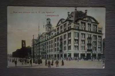 Tani Amsterdam Dam met gebouw der N. V. de Beijenkorf