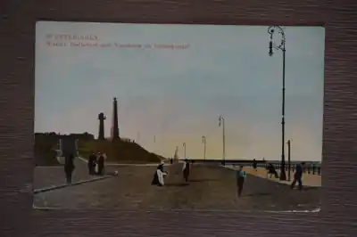 Zwrot pieniędzy Scheveningen Boulevard met vuurtoren en gedenknaald