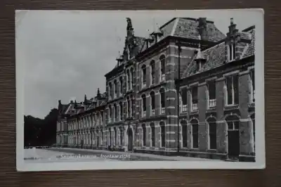 Nijmegen Snijderskazerne frontaanzicht Ekspresowa dostawa