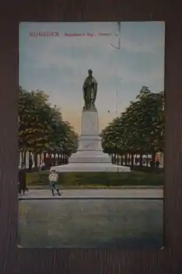 Tani Nijmegen Standbeeld Mgr Hamer