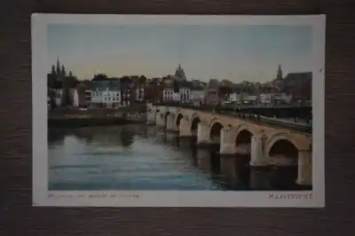 Popularny Maastricht Maasbrug met gezicht op de stad