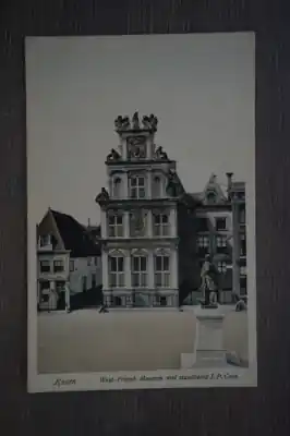 Zwrot pieniędzy Hoorn West Friesch museum met standbeeld J.P. Coen