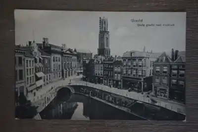 Autentyczny Utrecht Oude gracht met stadhuis