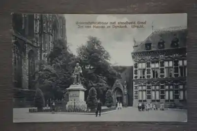 Utrecht Universiteitsgebouw met standbeeld Graaf Jan van Nassau en Domkerk Nowość