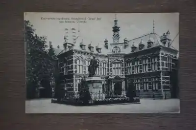 Utrecht Universiteitsgebouw met standbeeld Graaf Jan van Nassau Niska cena