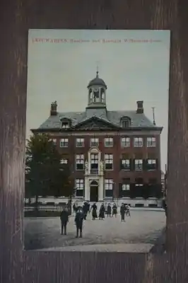 Rabat Leeuwarden Raadhuis met Koningin Wilhelmina boom