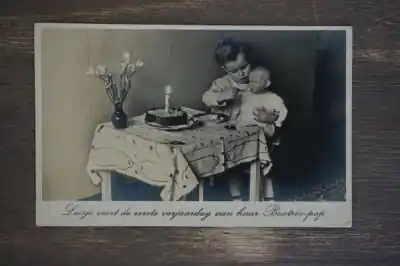 Liesje viert de eerste verjaardag van haar Beatrix pop Autentyczny