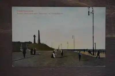 Scheveningen Boulevard met vuurtoren en Gedenknaald Darmowa dostawa