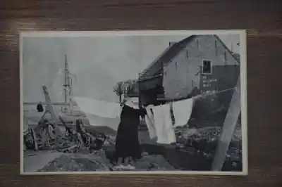 Zeeland Stormramp 1953 Op de puinhopen wordt het huiselijk werk hervat Ekspresowa dostawa