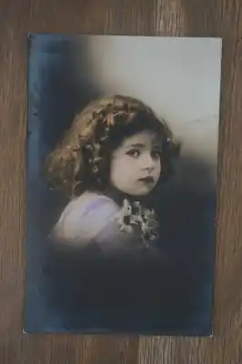 Fantasie ansichtkaart met een klein meisje Szybka dostawa