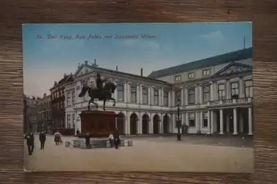 Popularny Den Haag Kon. Paleis met standbeeld Willem I