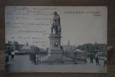 Rabat Vlissingen Standbeeld de Ruyter met Stadsgezicht